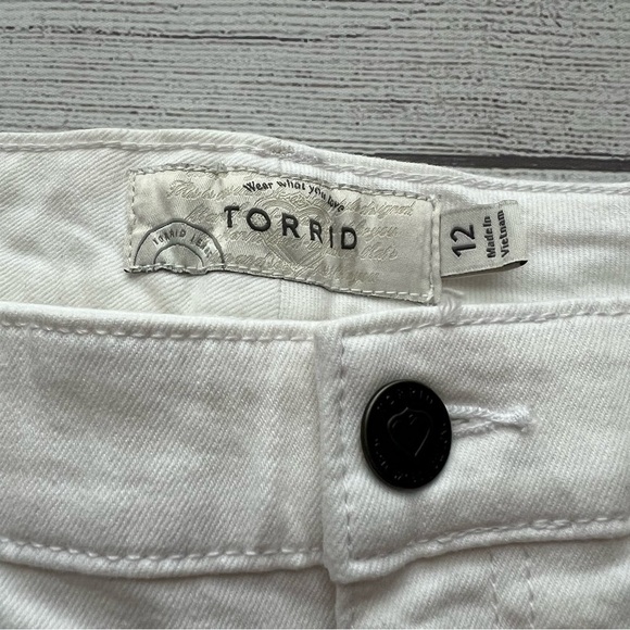 Torrid 3.5” Mid Rise Boyfriend Stretch Shorts Womens Size 12 - Picture 7 of 9